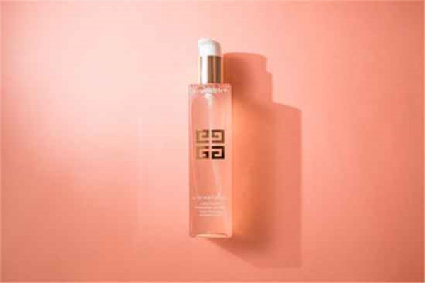 化妆水和爽肤水的区别，化妆水的正确使用方法