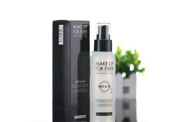 定妆喷雾好还是定妆散粉好用，定妆喷雾用在哪一个步骤