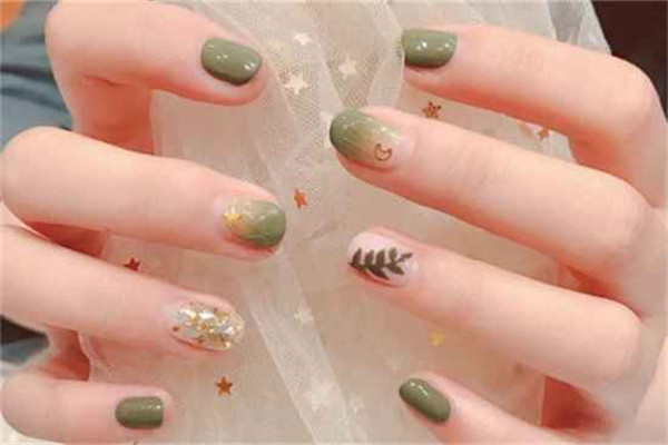 秋冬季节适合做什么颜色的美甲，做美甲的步骤