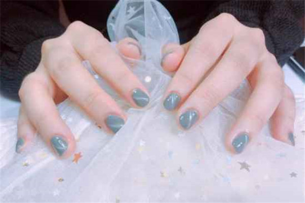 甲油胶可以直接涂在指甲上吗，甲油胶可以直接撕掉吗