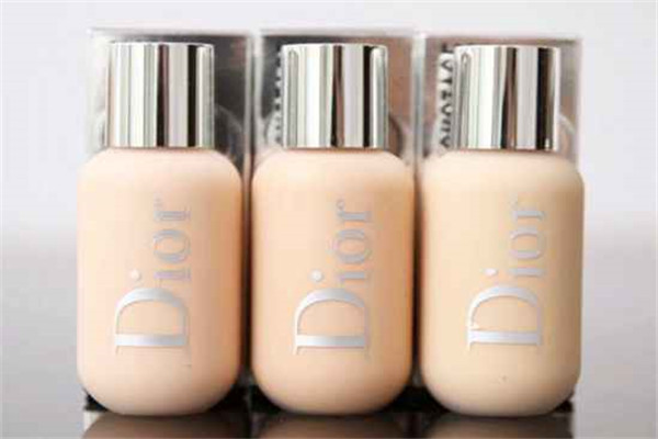 粉底液和素颜霜有啥区别，粉底液可以和素颜霜一起用吗