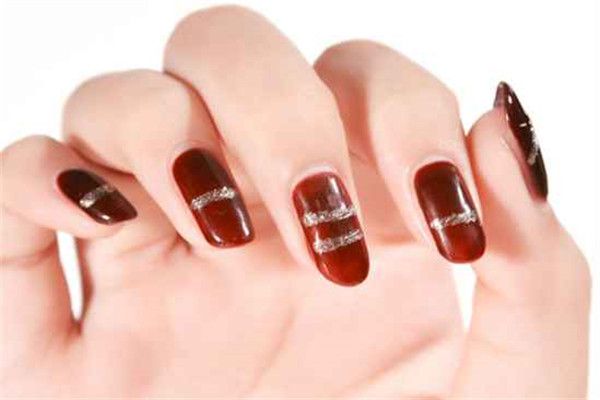 美甲后指甲发绿怎么回事，美甲后怎么保护指甲