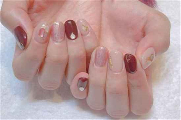 美甲会晒黑手吗，美甲用什么灯比较好