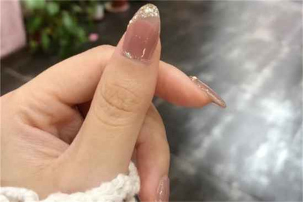 美甲要涂几层，美甲要涂加固胶吗