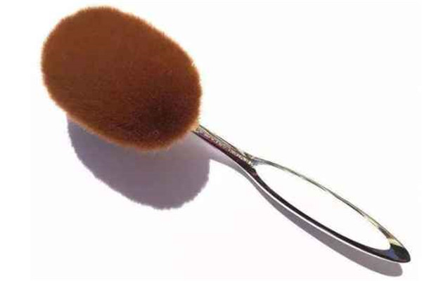 粉底刷会把毛孔刷大吗，粉底刷对皮肤有害吗