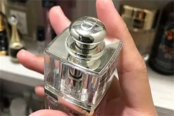 迪奥香水瓶盖怎么打开