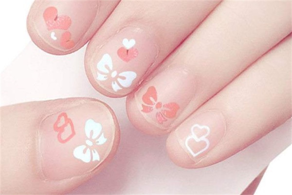 美甲小贴花怎么粘上去