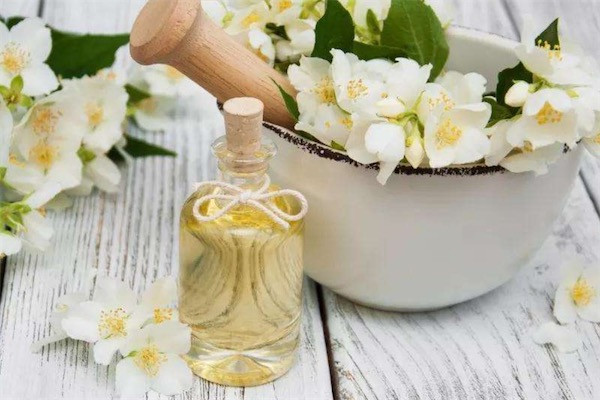 美容师经期能碰精油吗