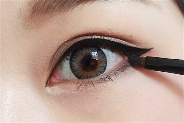 怎么防止晕染眼线