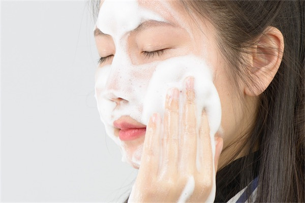 泡沫洗面奶怎么用才正确
