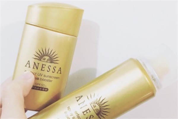 安耐晒小金瓶可以直接喷脸吗