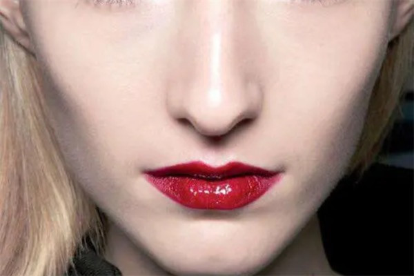 唇色深的人适合什么颜色的口红