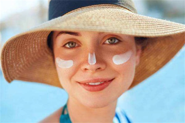 涂完防晒霜可以直接涂定妆粉吗