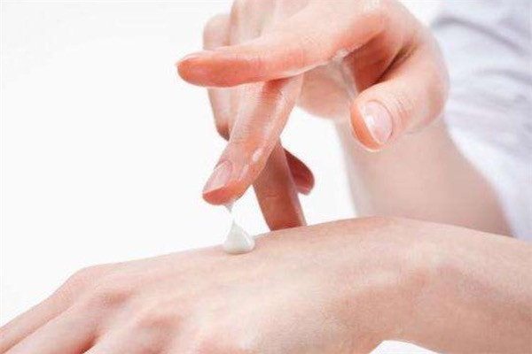 精华乳和爽肤水的先后顺序是什么