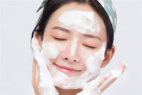 油性皮肤适合什么洗脸奶