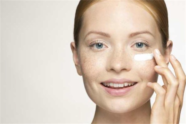 脸上的油是什么