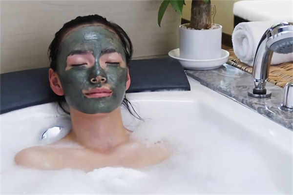 泡澡时敷面膜对皮肤好吗