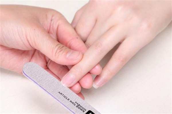 基础美甲的步骤是什么