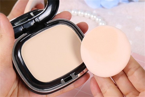 第一次用气垫粉扑沾水吗