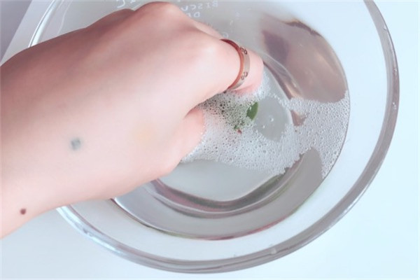 化妆海绵要浸水吗