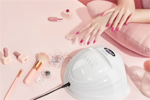 美甲灯是紫外线灯吗