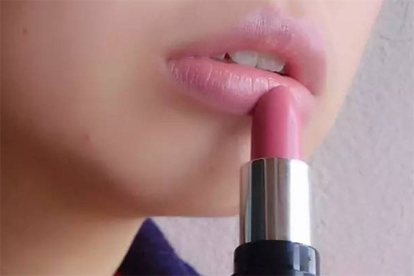 淡妆如何选择口红颜色