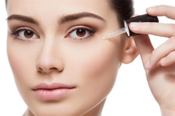 精华能涂在眼睛周围吗