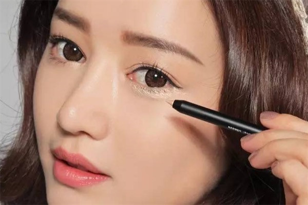 眼线笔买黑色还是棕色