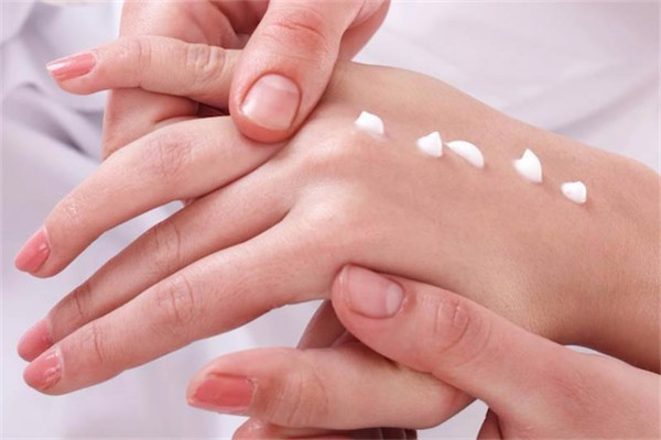 美甲用热水泡会掉吗