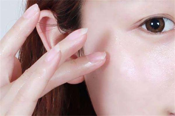 先用精华液还是水