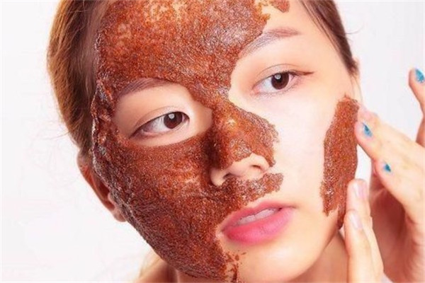 敷完海藻面膜还需要用洗面奶吗