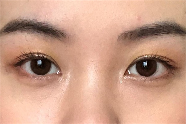 黑眼圈和泪沟的遮瑕方法是什么