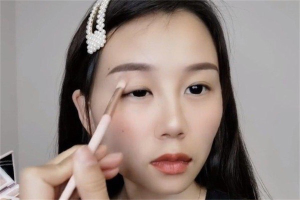 淡妆如何涂眼影