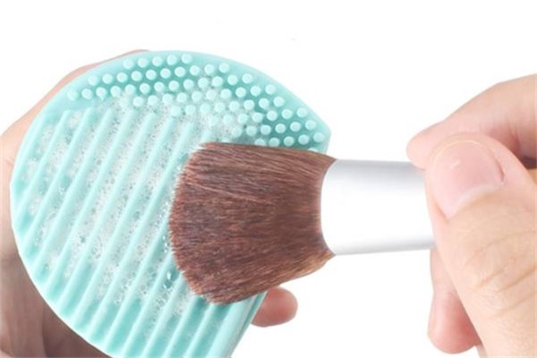 粉扑和粉底刷有什么不同