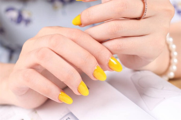 甲胶不用灯可以干吗