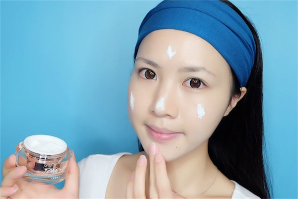 用完素颜霜可以用散粉定妆吗