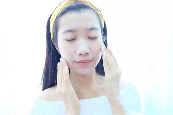 不卸妆直接用洗面奶洗脸可以吗