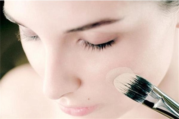 不用隔离直接用粉底液伤皮肤吗