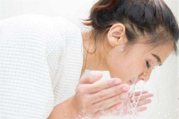 冬季洗脸应该注意些什么