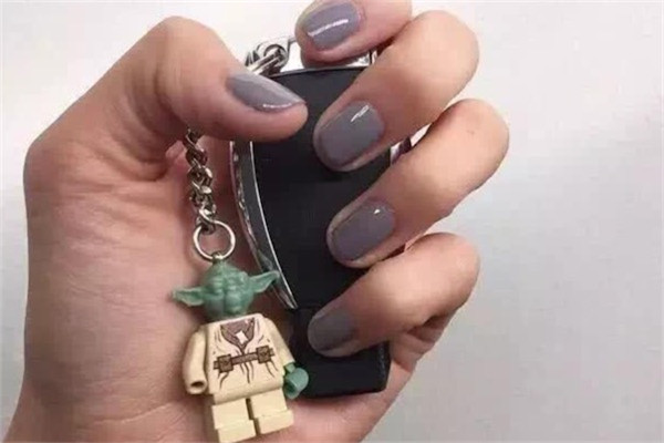 皮肤黑适合什么美甲颜色