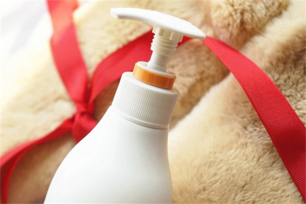 润肤乳和润肤霜一样吗