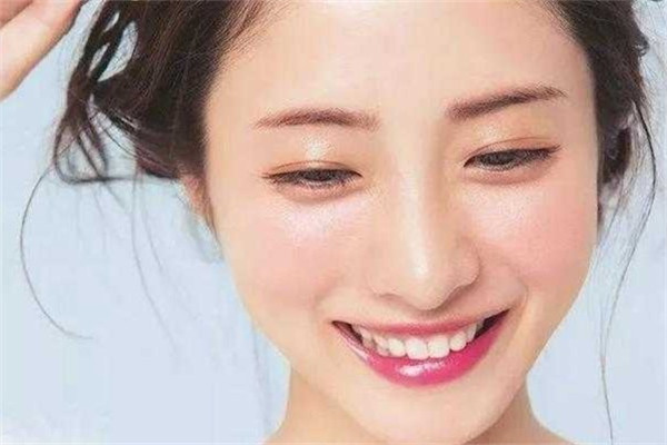 如何用修容棒画卧蚕