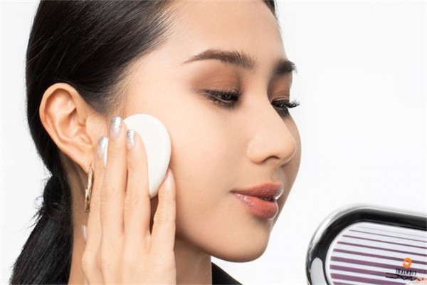 粉饼上妆的方法步骤是什么