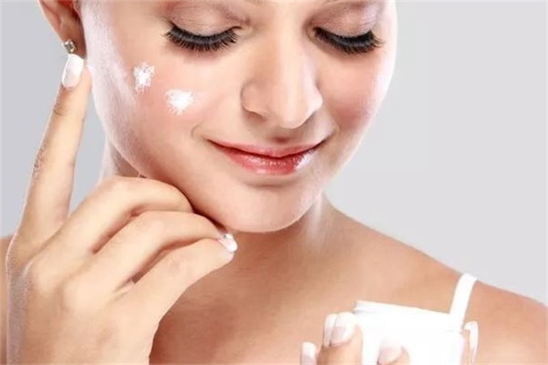 用完护肤品脸上搓泥怎么回事