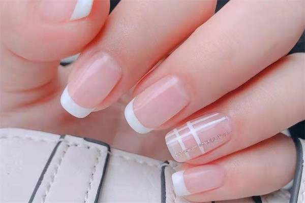 白色美甲显黑吗