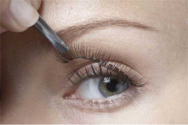 假睫毛贴上面还是贴下面