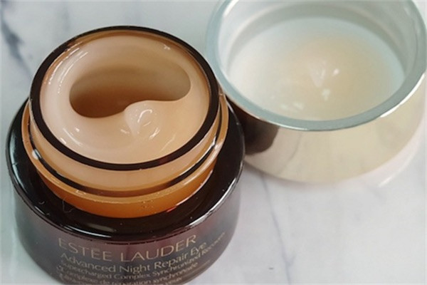 雅诗兰黛抗蓝光眼霜搓泥原因是什么