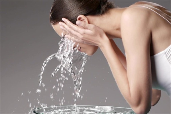 小苏打加什么洗脸能美白祛斑