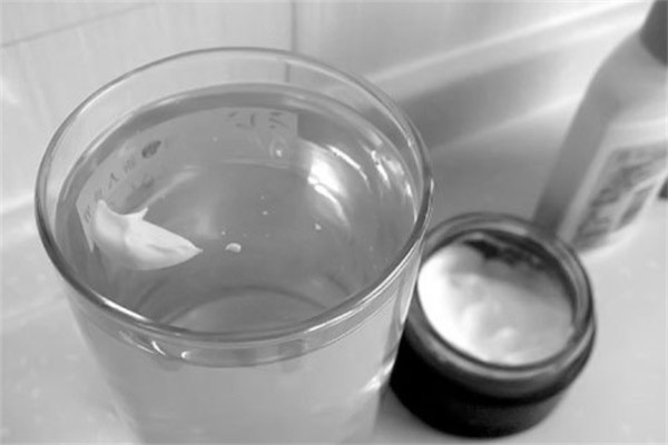 洗面奶放入水中怎么辨别好坏