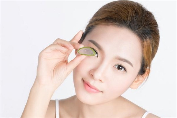 芦荟胶晚上睡觉可以涂在脸上吗